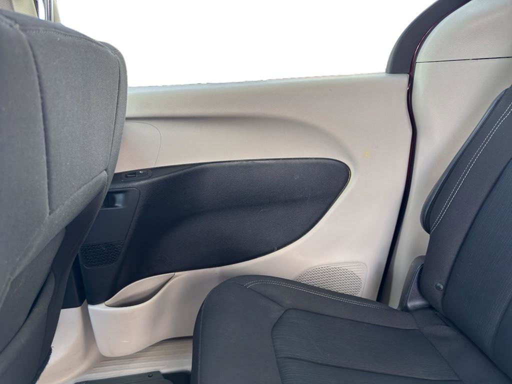 Used 2022 Chrysler Voyager LX image 16