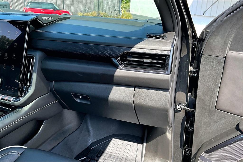 Used 2025 GMC Yukon AT4 Ultimate w/ LPO, Floor Liner Package AWD/4WD image 27