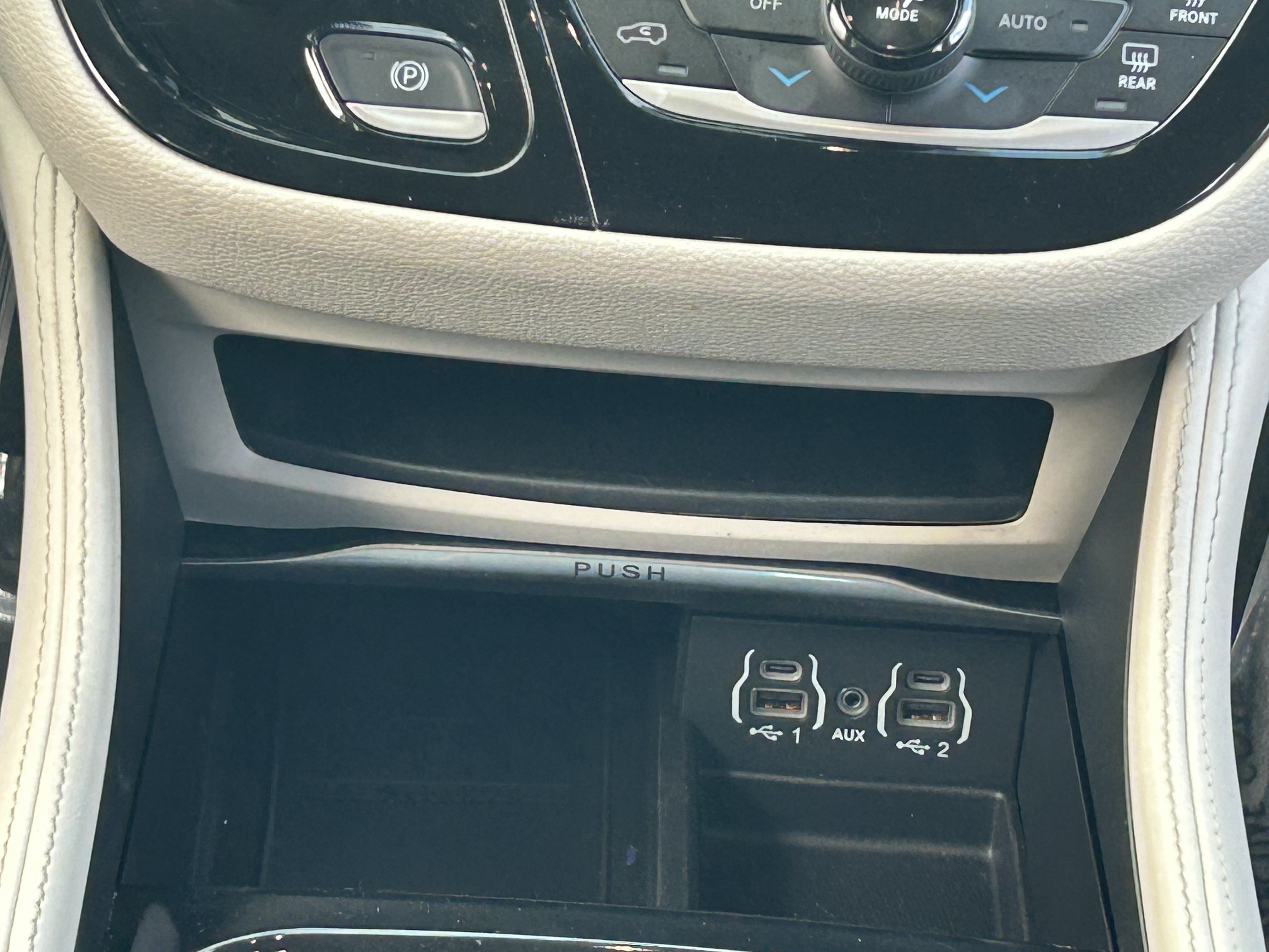 Used 2024 Chrysler Pacifica Limited FWD image 21