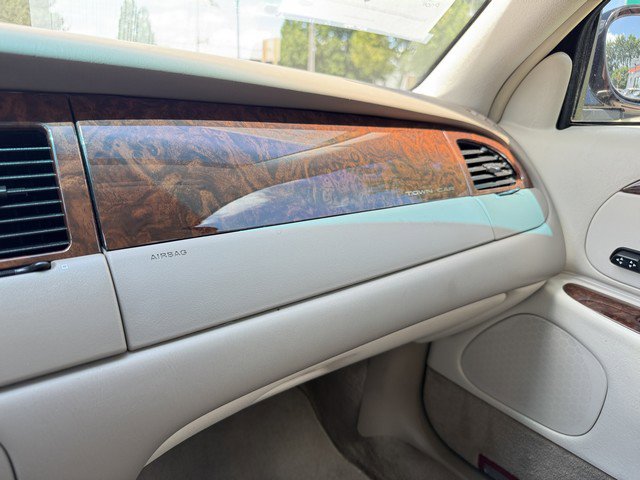 Used 2001 Lincoln Town Car Cartier image 35