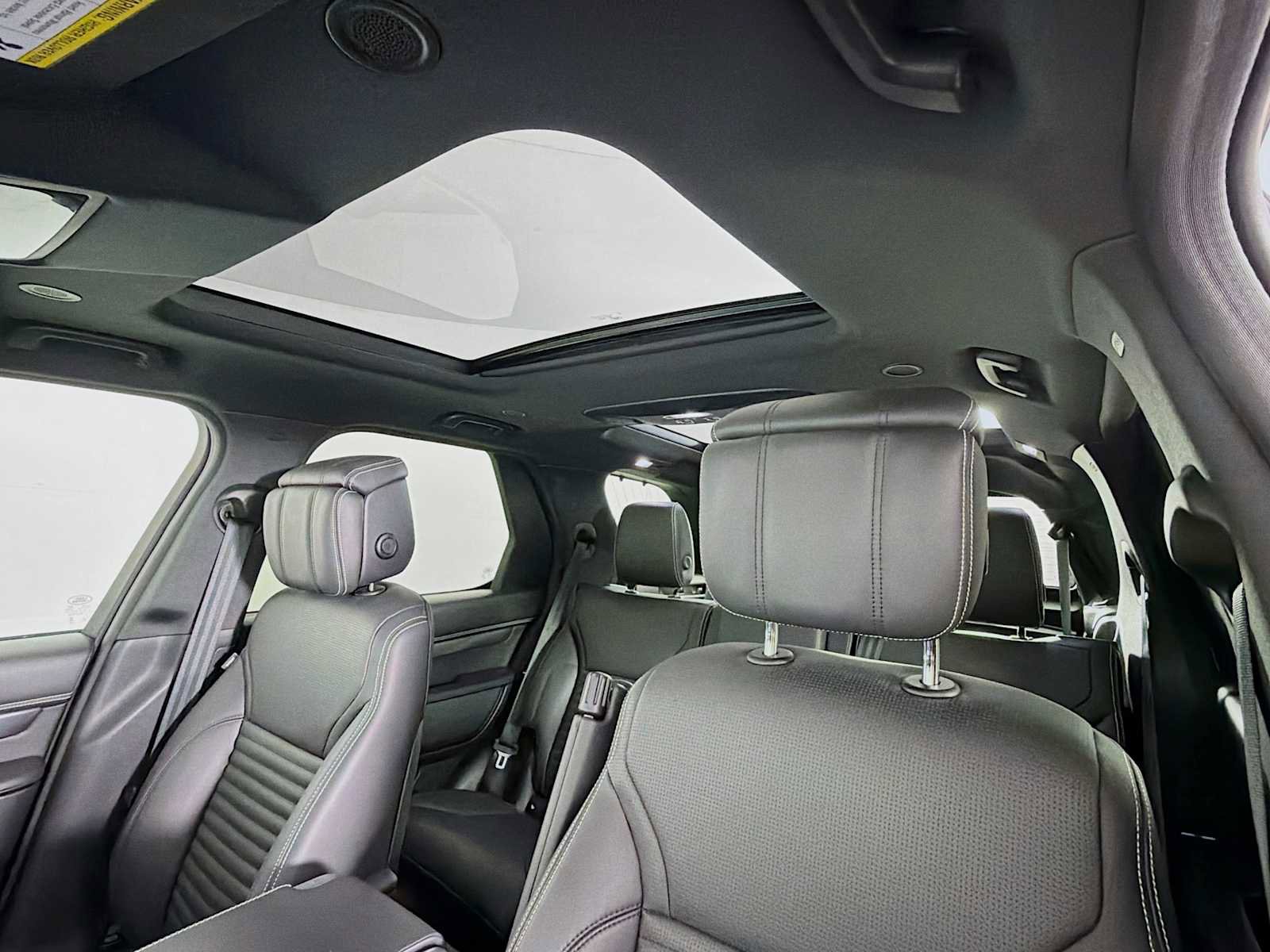 Used 2025 Land Rover Discovery Metropolitan Edition image 13