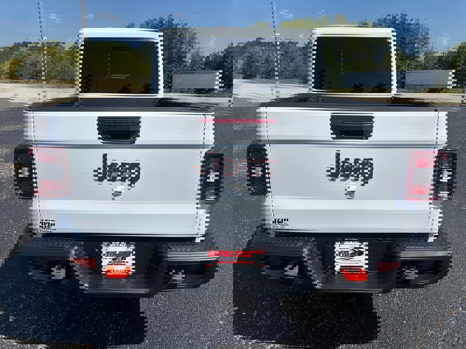 Used 2025 Jeep Gladiator Mojave w/ Convenience Group image 9