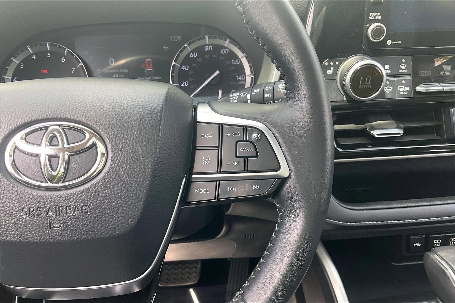 Used 2020 Toyota Highlander XLE FWD image 24