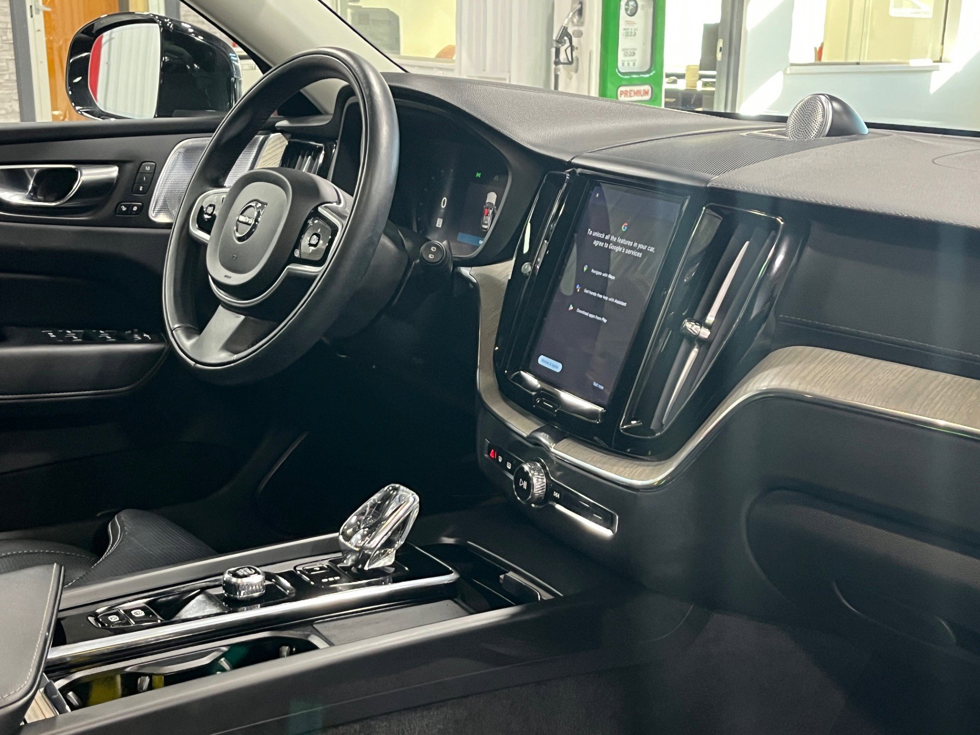 Used 2022 Volvo XC60 B5 Inscription image 9