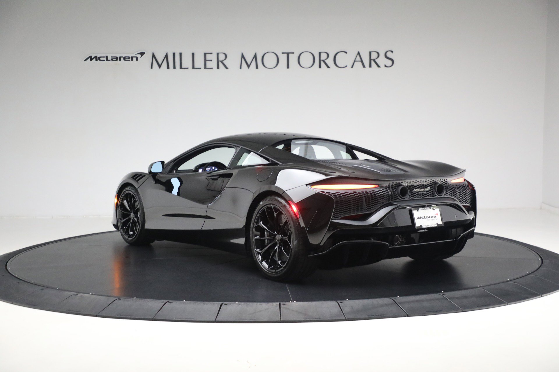 Used 2025 McLaren Artura image 5