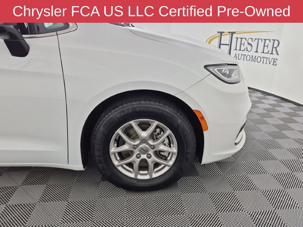 Certified 2025 Chrysler Pacifica Select FWD image 12