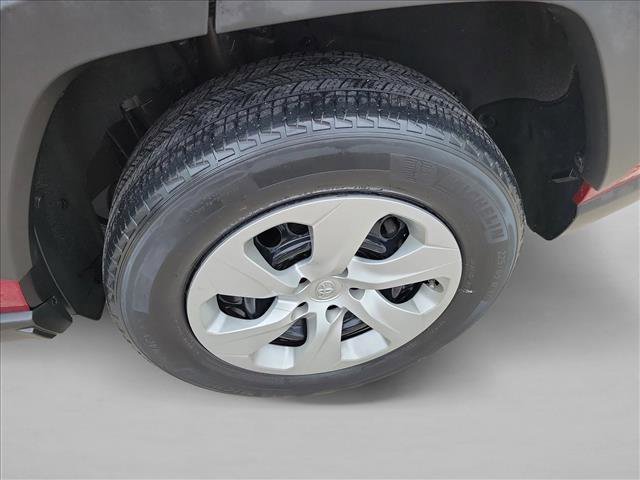 Used 2019 Toyota RAV4 LE image 9