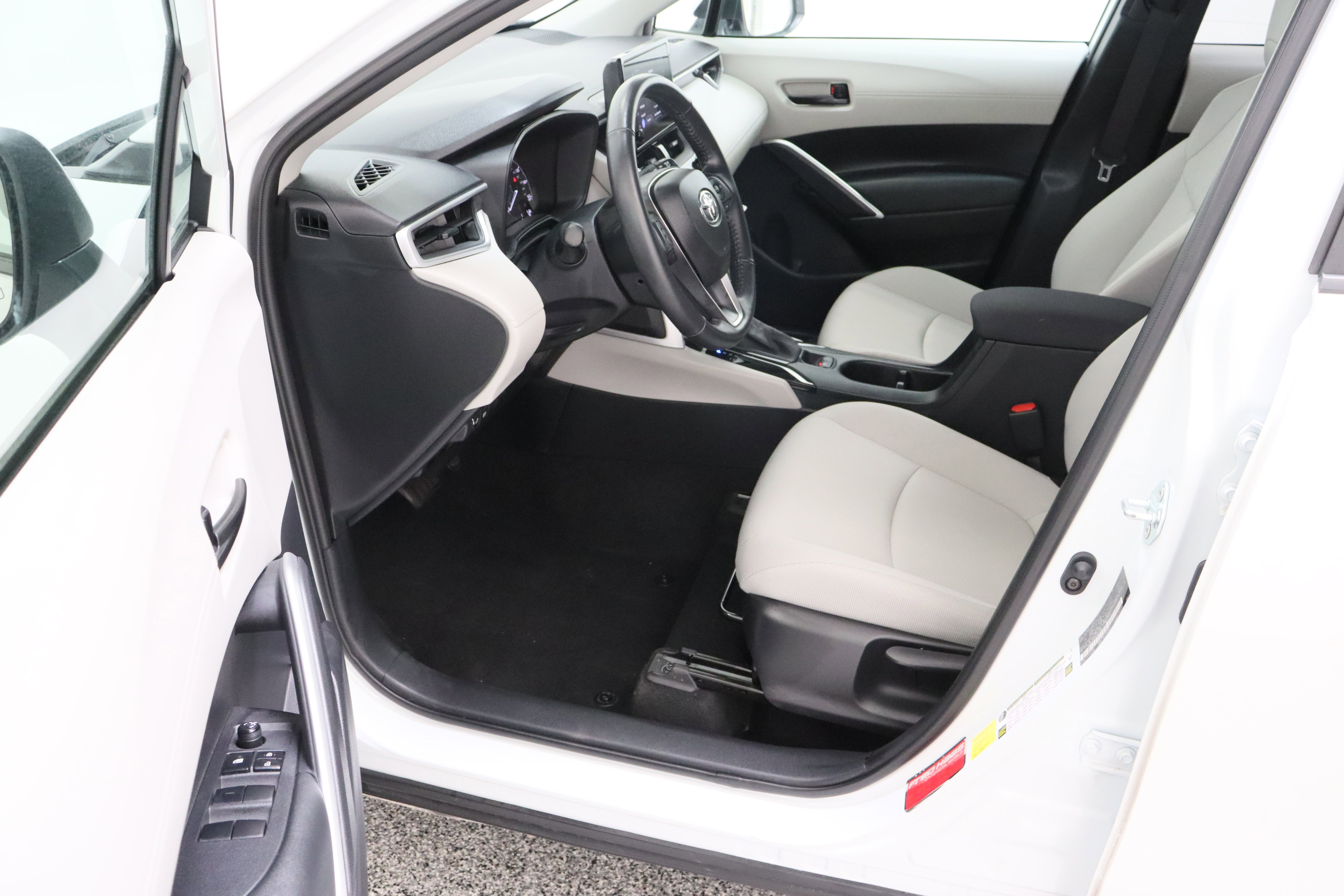 Certified 2023 Toyota Corolla Cross LE w/ Moonroof Package image 14