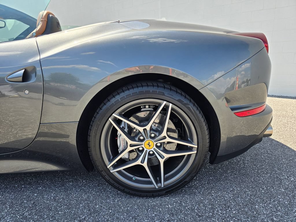 Used 2015 Ferrari California T RWD image 7