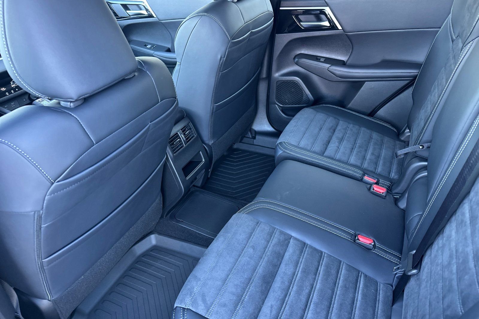 New 2025 Mitsubishi Outlander SE image 11