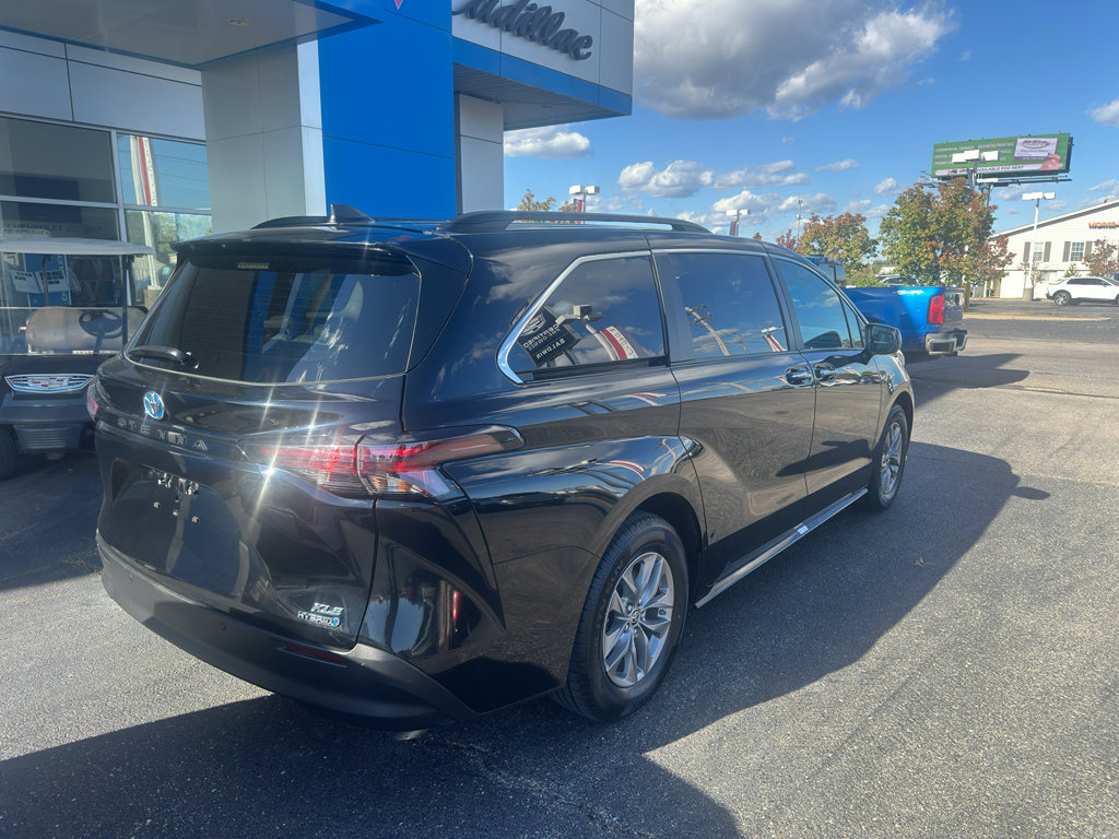 Used 2024 Toyota Sienna XLE FWD image 2
