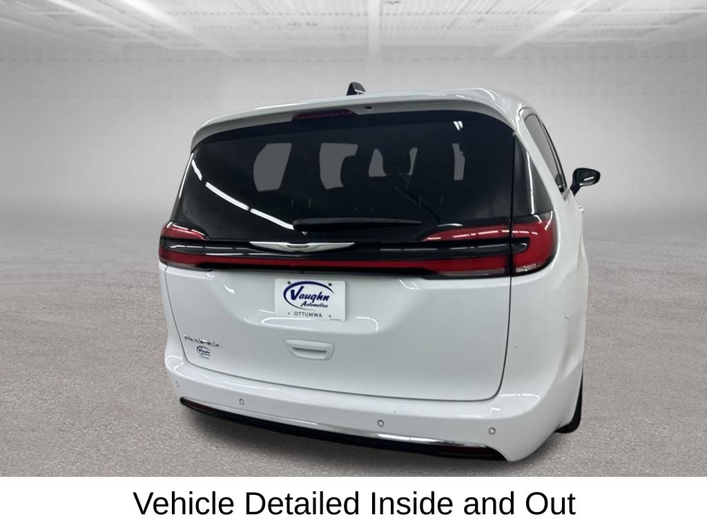 Used 2023 Chrysler Pacifica Touring-L FWD image 13