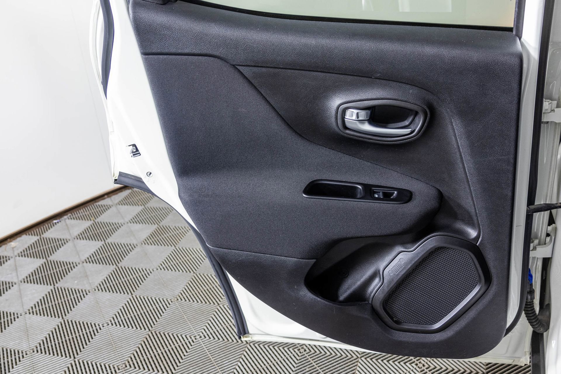 Used 2019 Jeep Renegade Latitude FWD image 36
