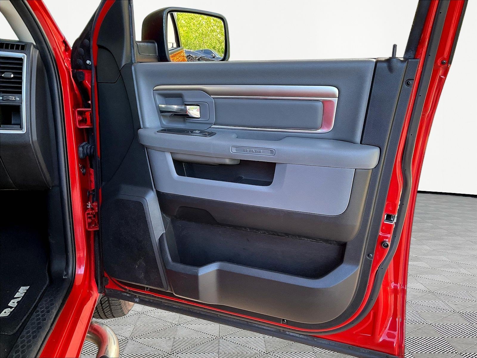 Used 2016 RAM 1500 Classic SLT AWD/4WD image 27