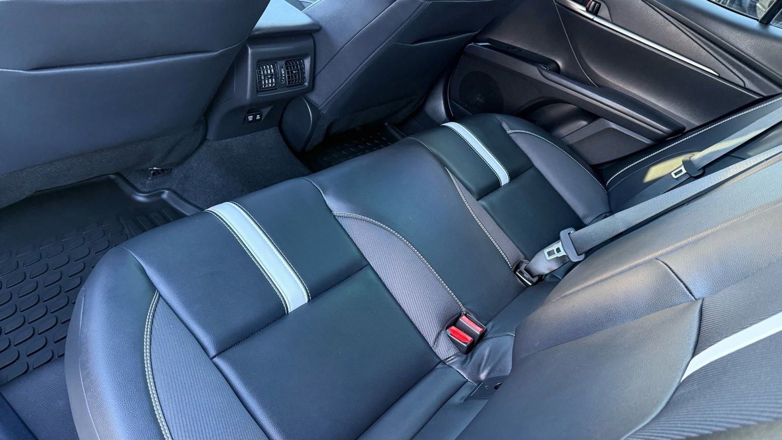Used 2025 Toyota Camry SE image 33