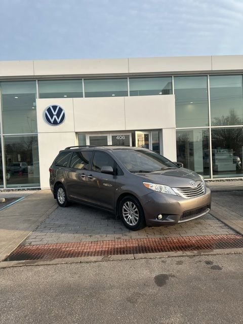 Used 2017 Toyota Sienna XLE image 1