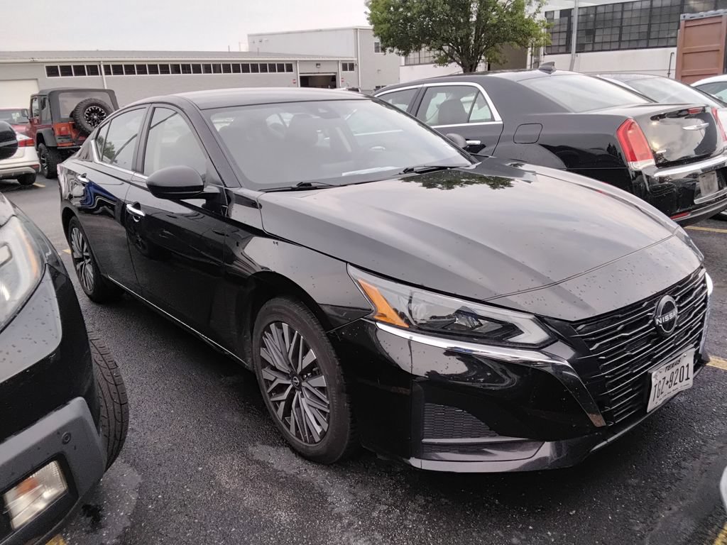 Used 2024 Nissan Altima 2.5 SV FWD image 2