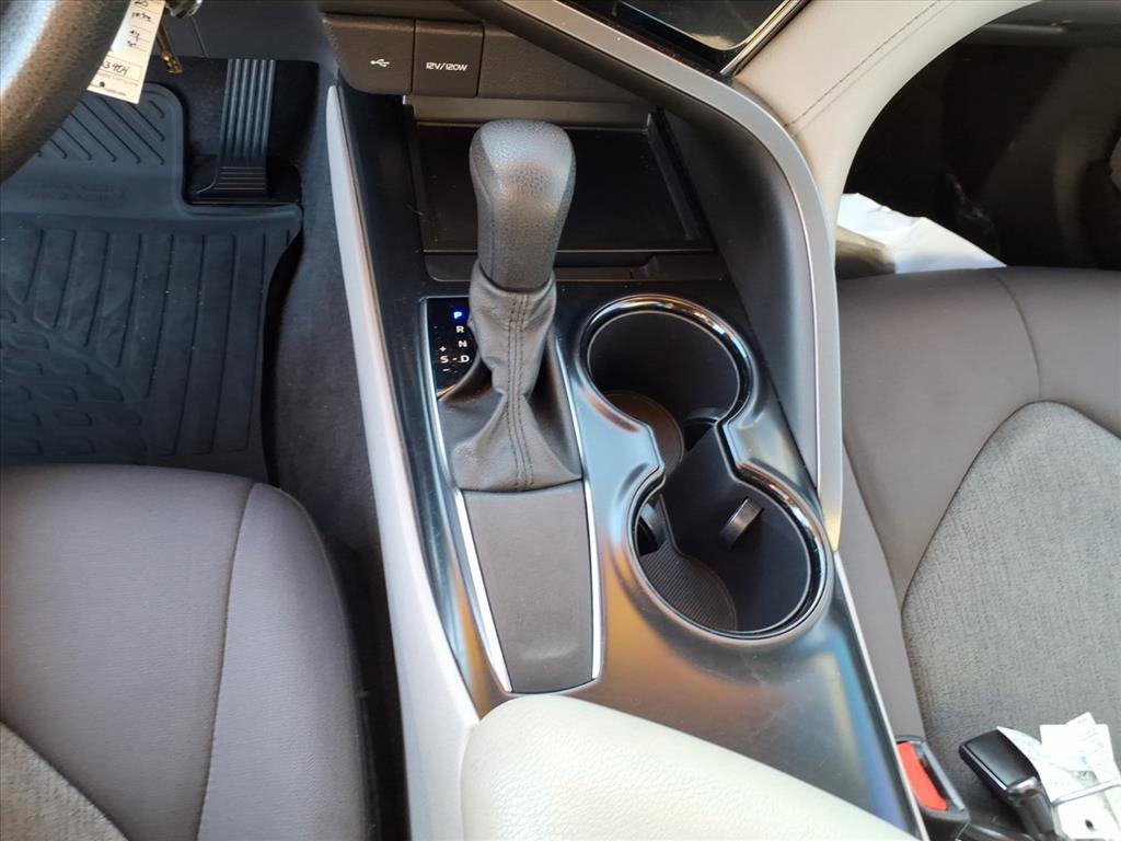 Used 2020 Toyota Camry LE image 14