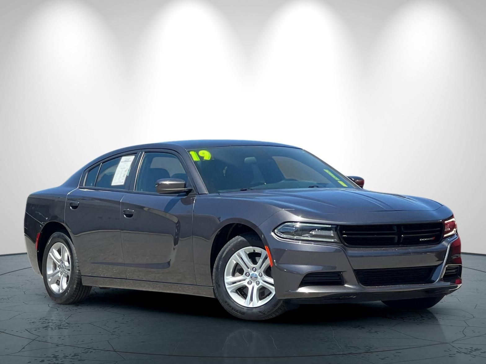 Used 2019 Dodge Charger SXT RWD image 2