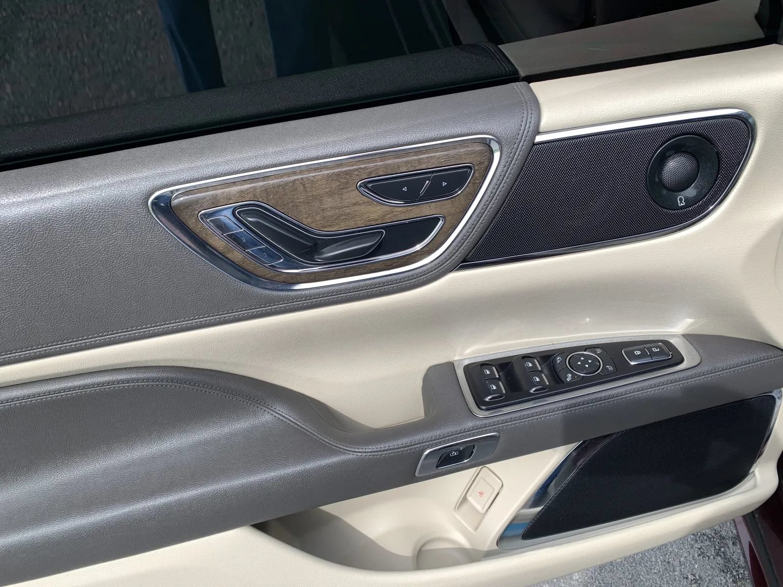 Used 2020 Lincoln Continental w/ Premium Package FWD image 23