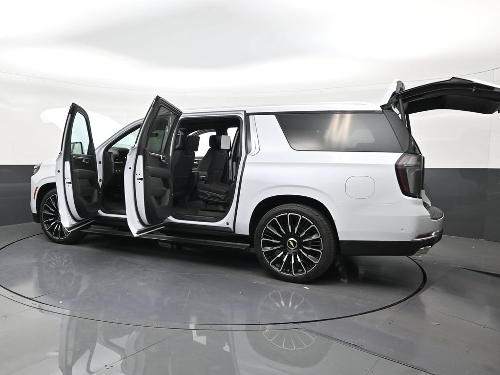 Used 2026 Chevrolet Suburban High Country AWD/4WD image 30