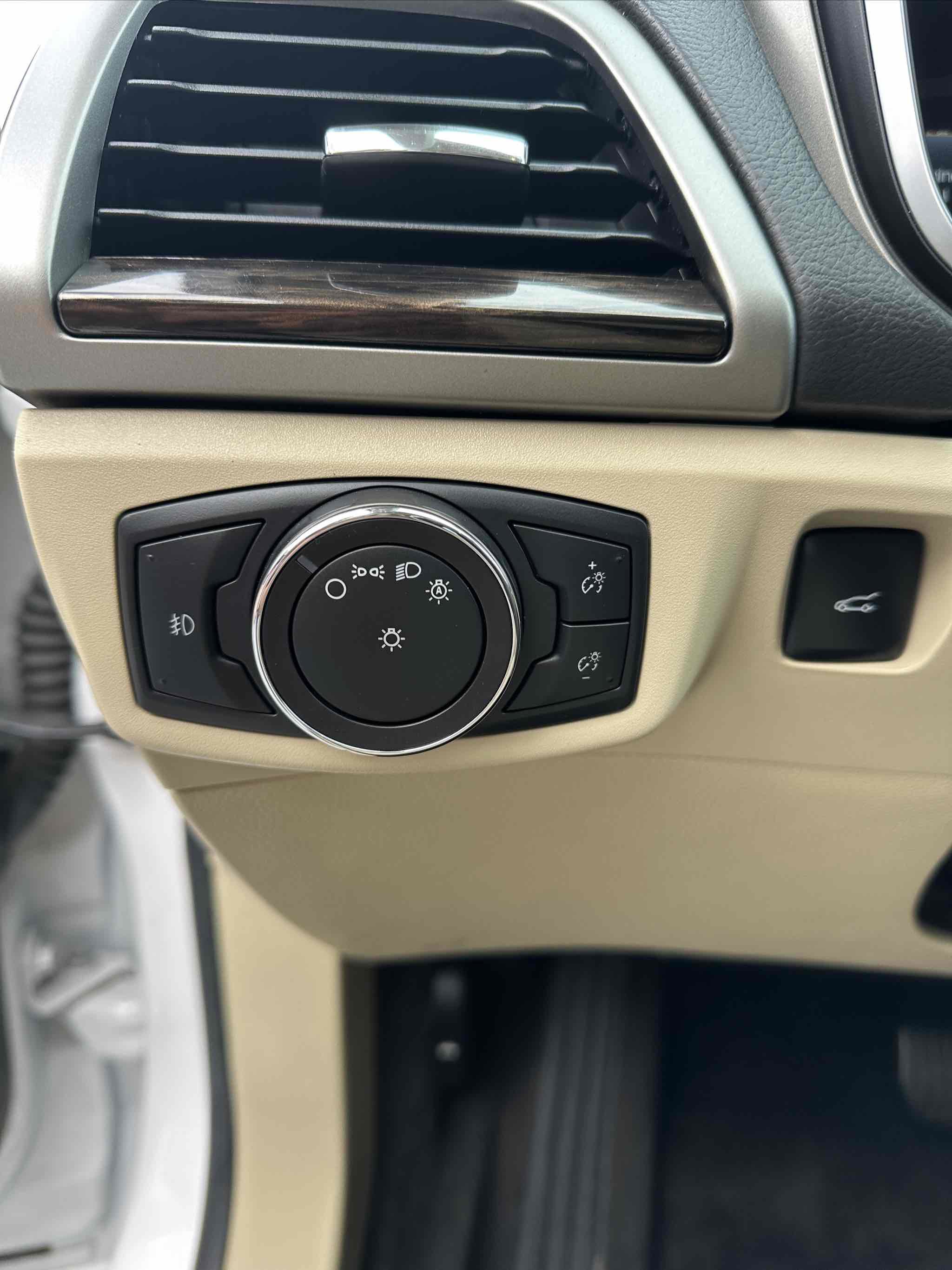 Used 2014 Ford Fusion SE w/ Equipment Group 202A image 10