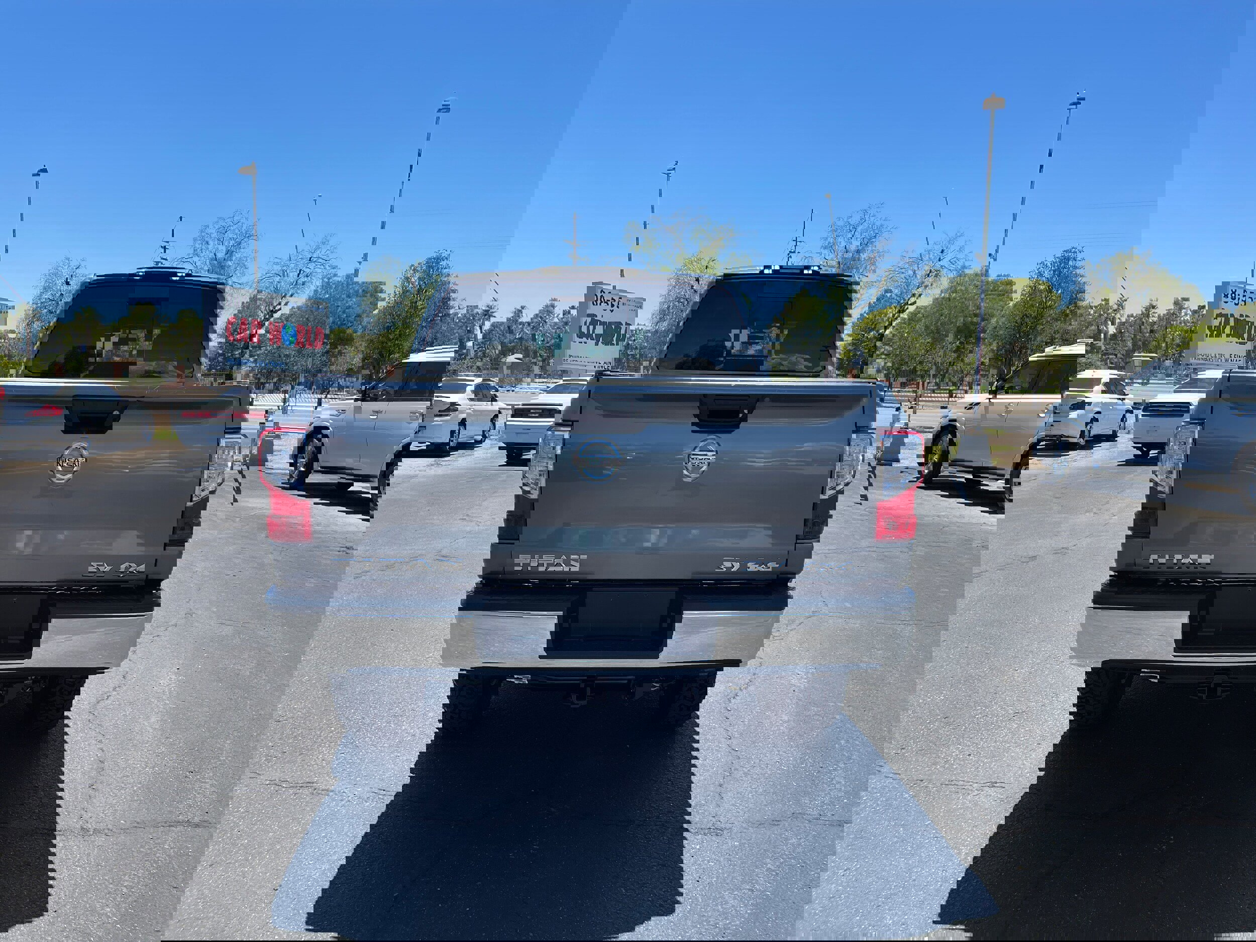 Used 2018 Nissan Titan SV image 4