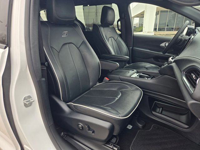 Used 2025 Chrysler Pacifica Limited FWD image 23