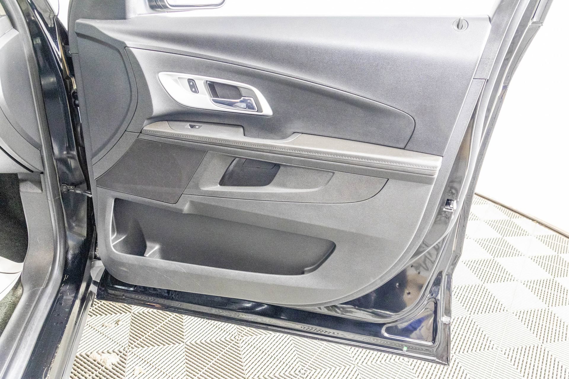 Used 2017 Chevrolet Equinox LT w/ Convenience Package image 43