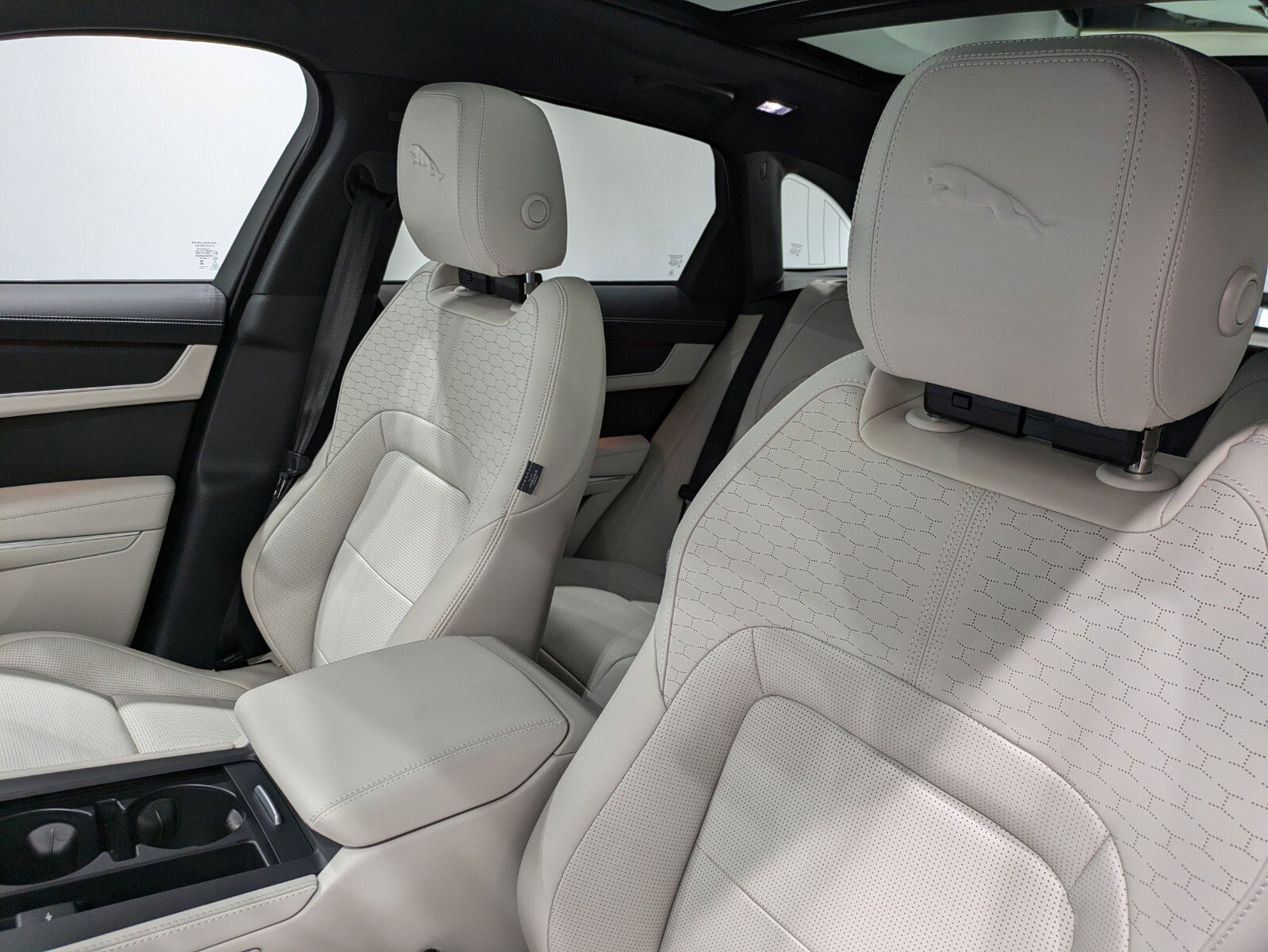 Used 2025 Jaguar F-PACE R-Dynamic S image 8