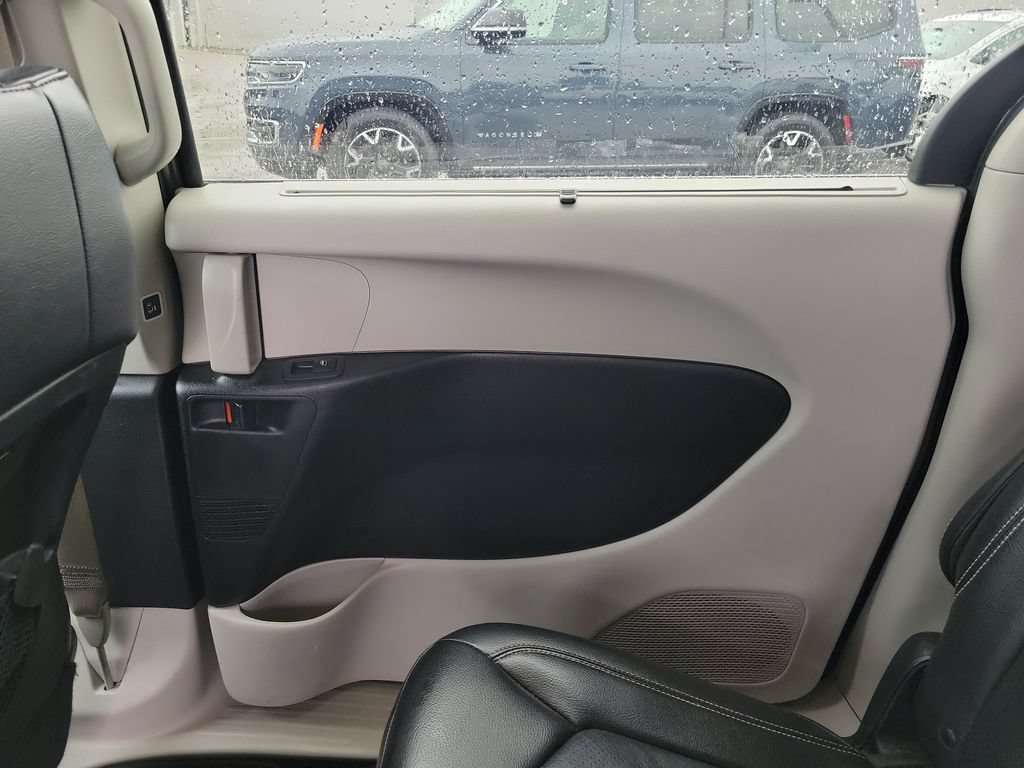 Used 2022 Chrysler Pacifica Touring-L FWD image 13
