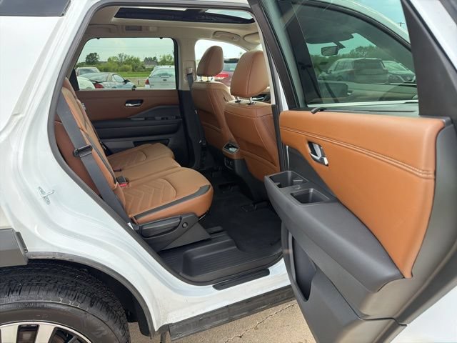Used 2025 Nissan Pathfinder Platinum w/ Cargo Package AWD/4WD image 21