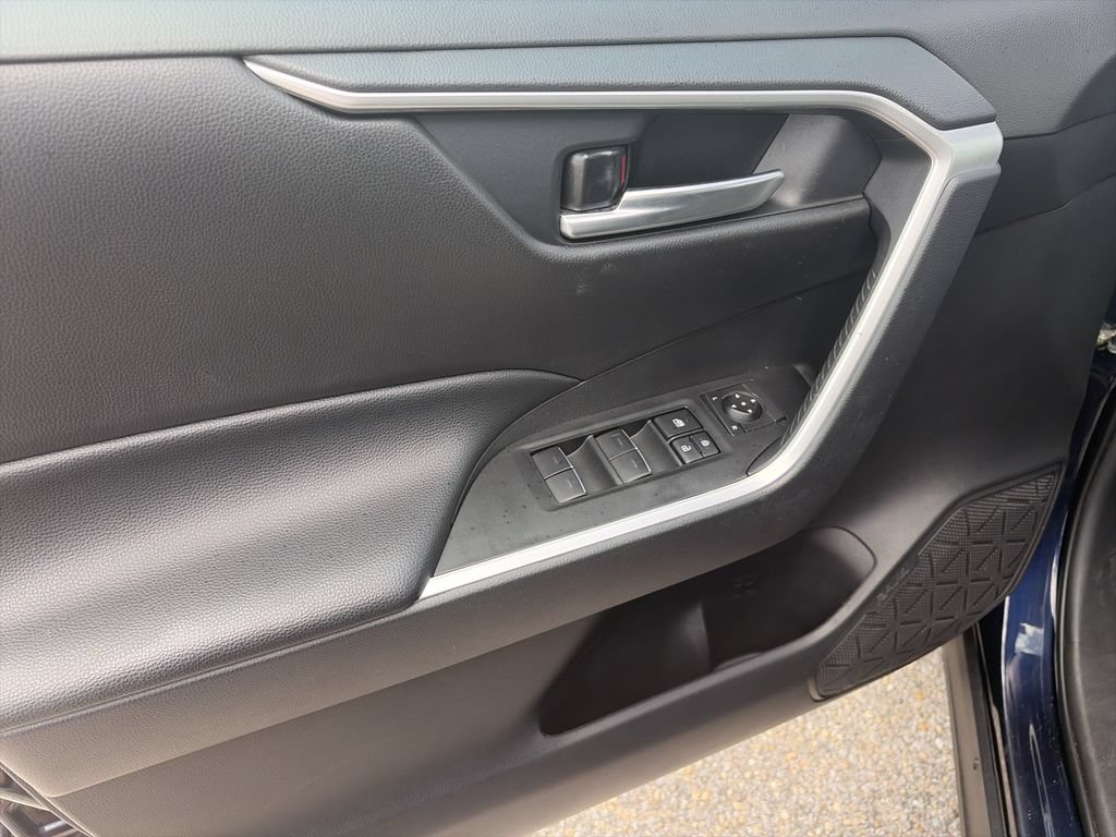 Used 2025 Toyota RAV4 XLE FWD image 17