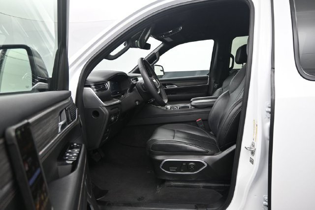 Used 2024 Jeep Wagoneer L Series II RWD image 10