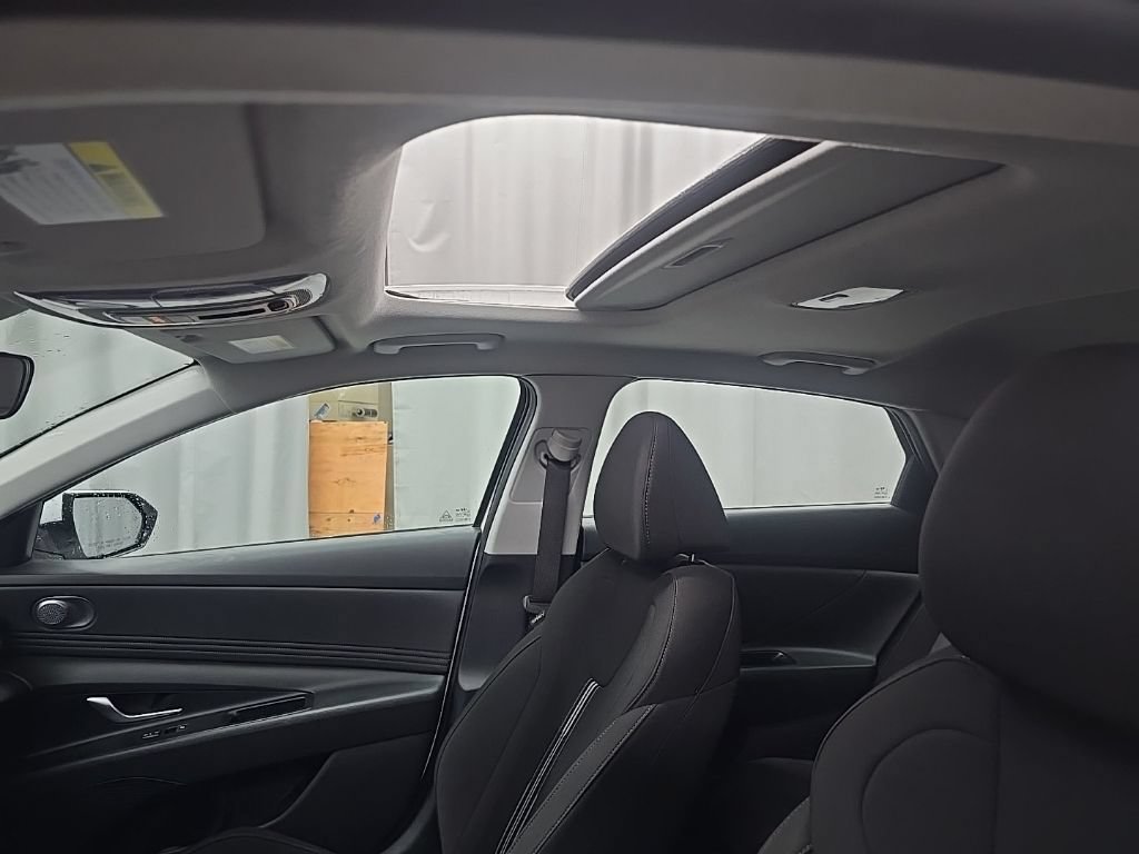 Used 2025 Hyundai Elantra SEL FWD image 31