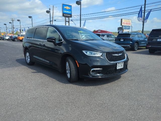Used 2024 Chrysler Pacifica Touring-L FWD image 4
