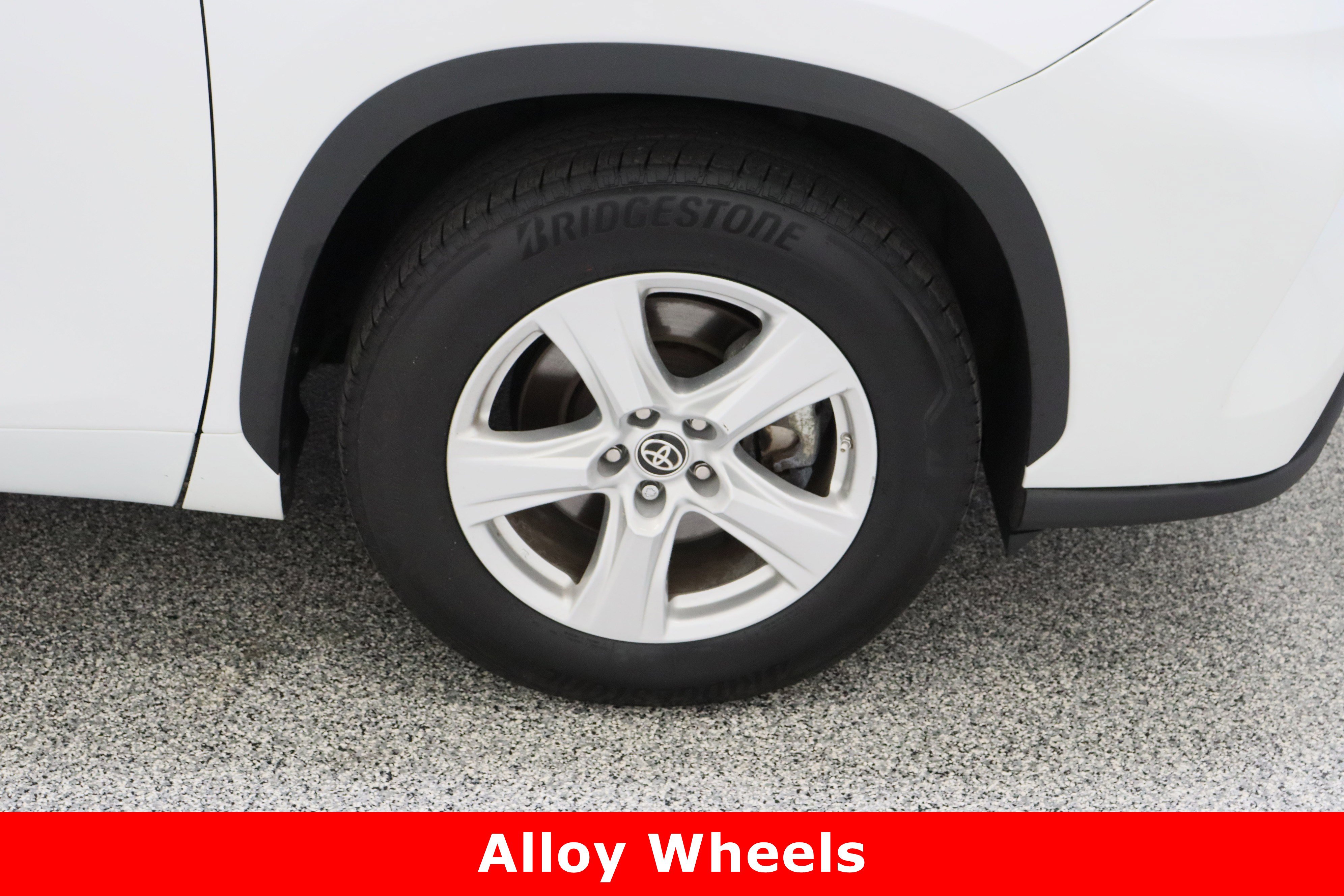 Used 2024 Toyota Highlander LE image 5