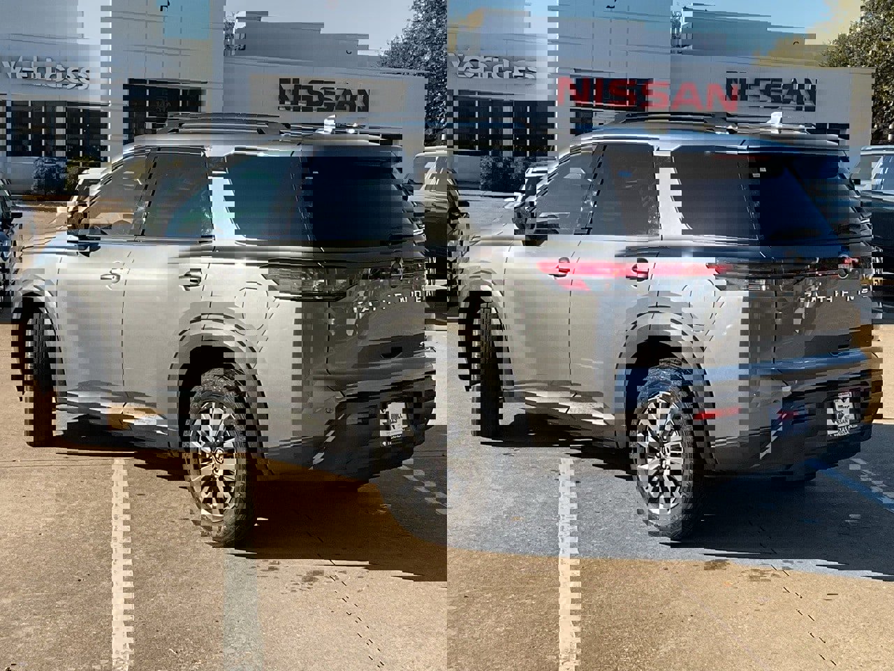 Used 2024 Nissan Pathfinder SV image 7