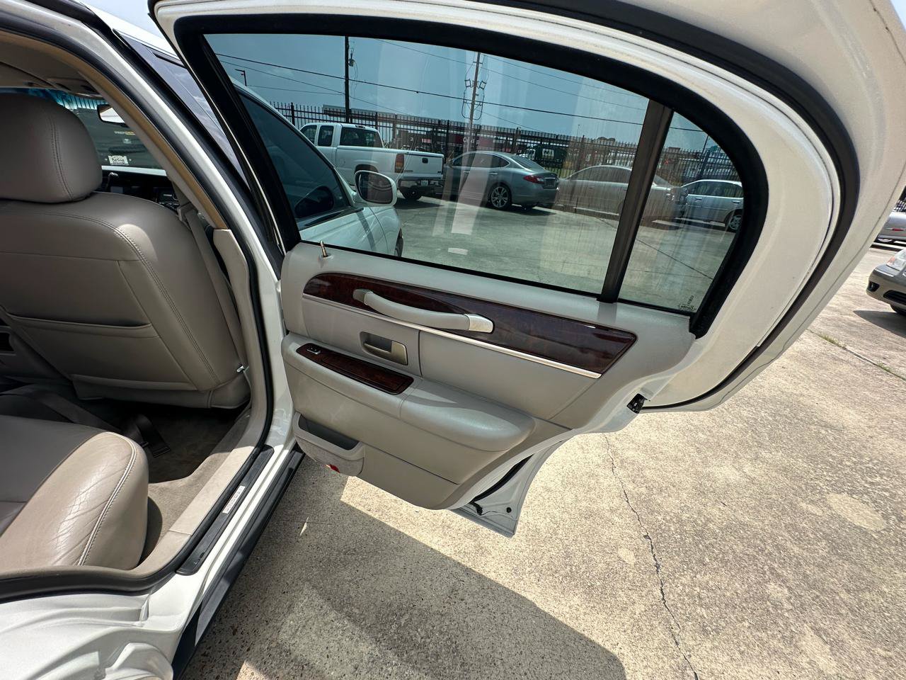 Used 2006 Lincoln Town Car Signature RWD image 27