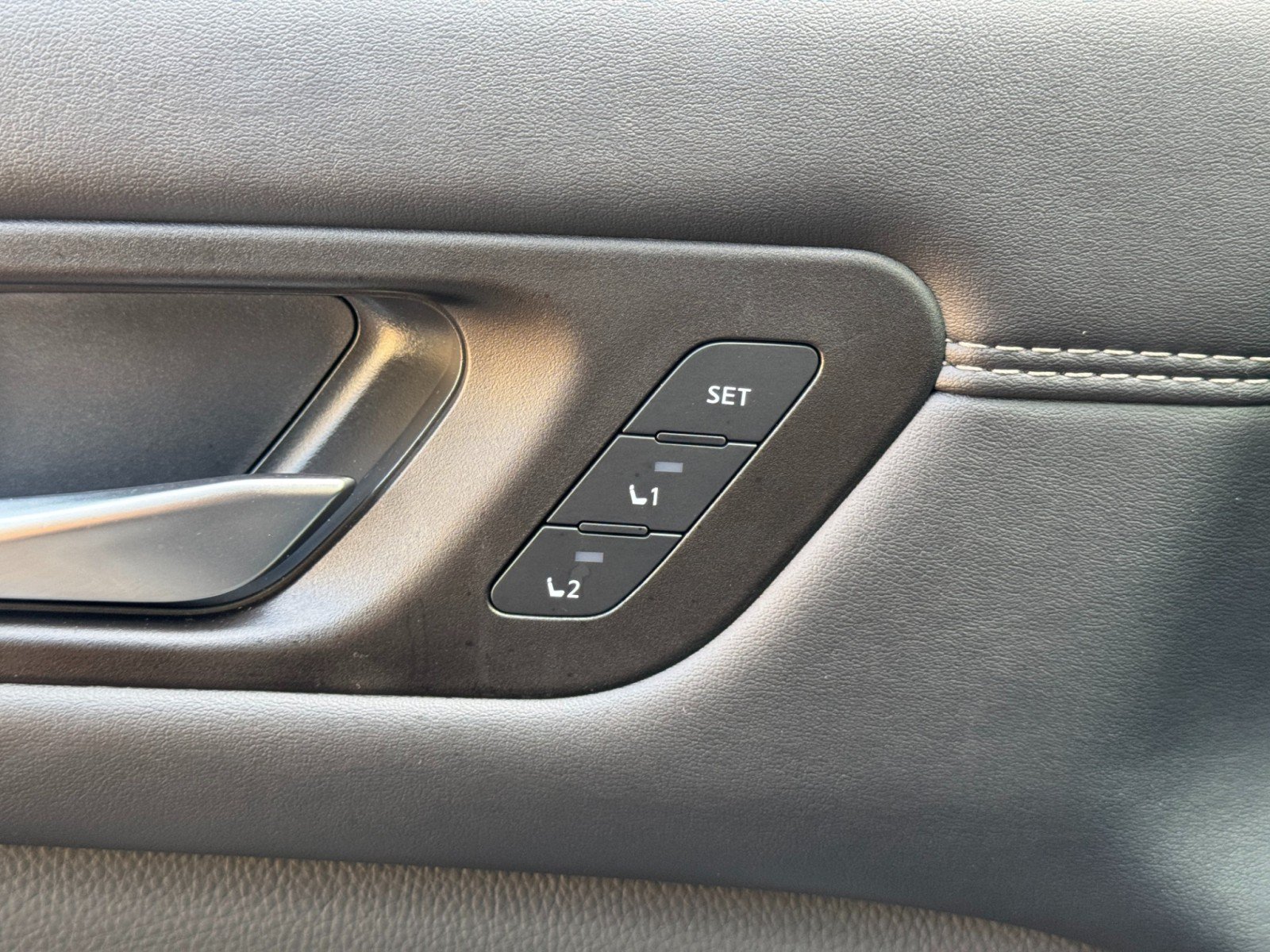 Used 2025 Nissan Pathfinder Platinum AWD/4WD image 18