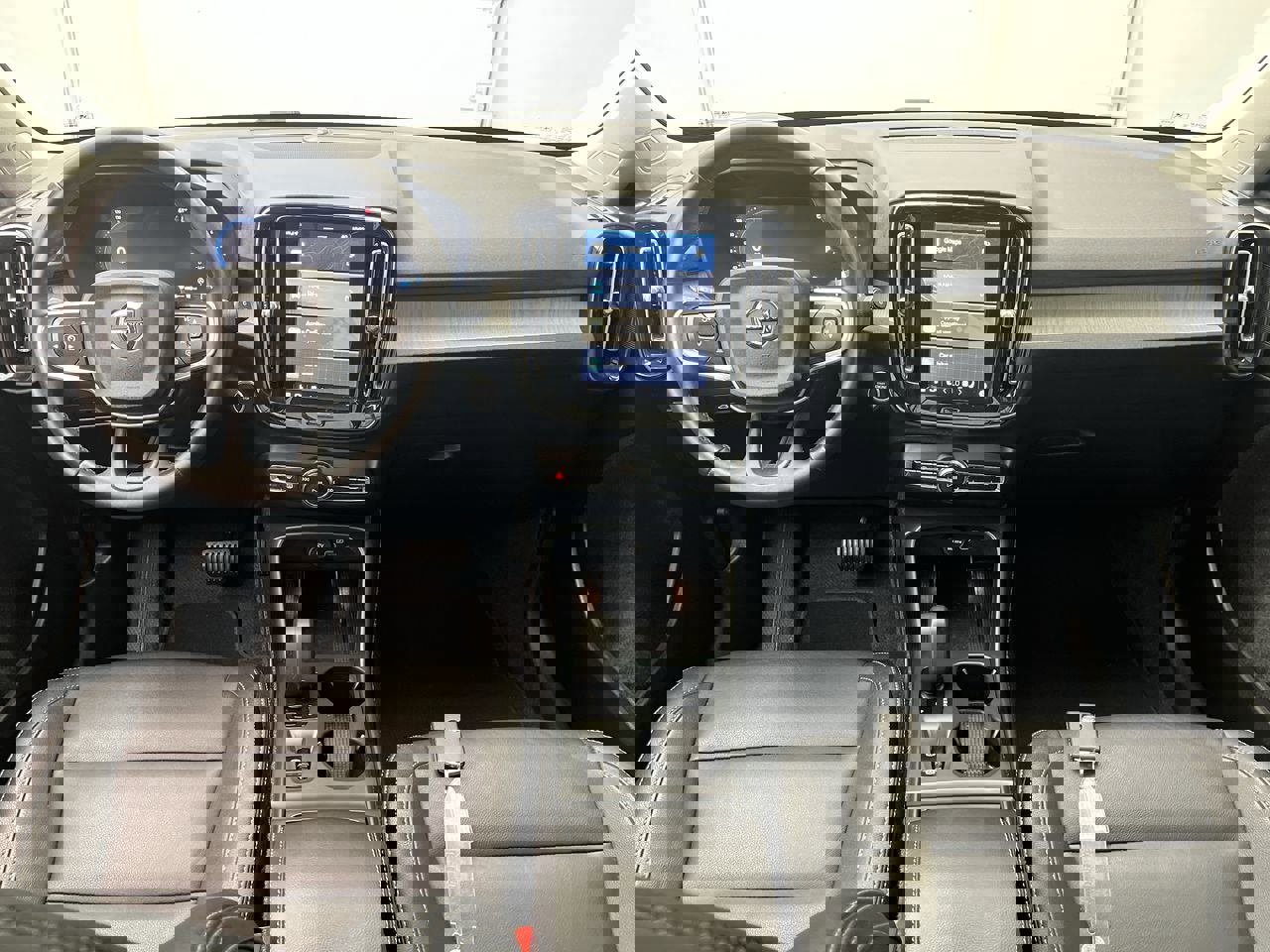 Used 2025 Volvo XC40 B5 Core image 4