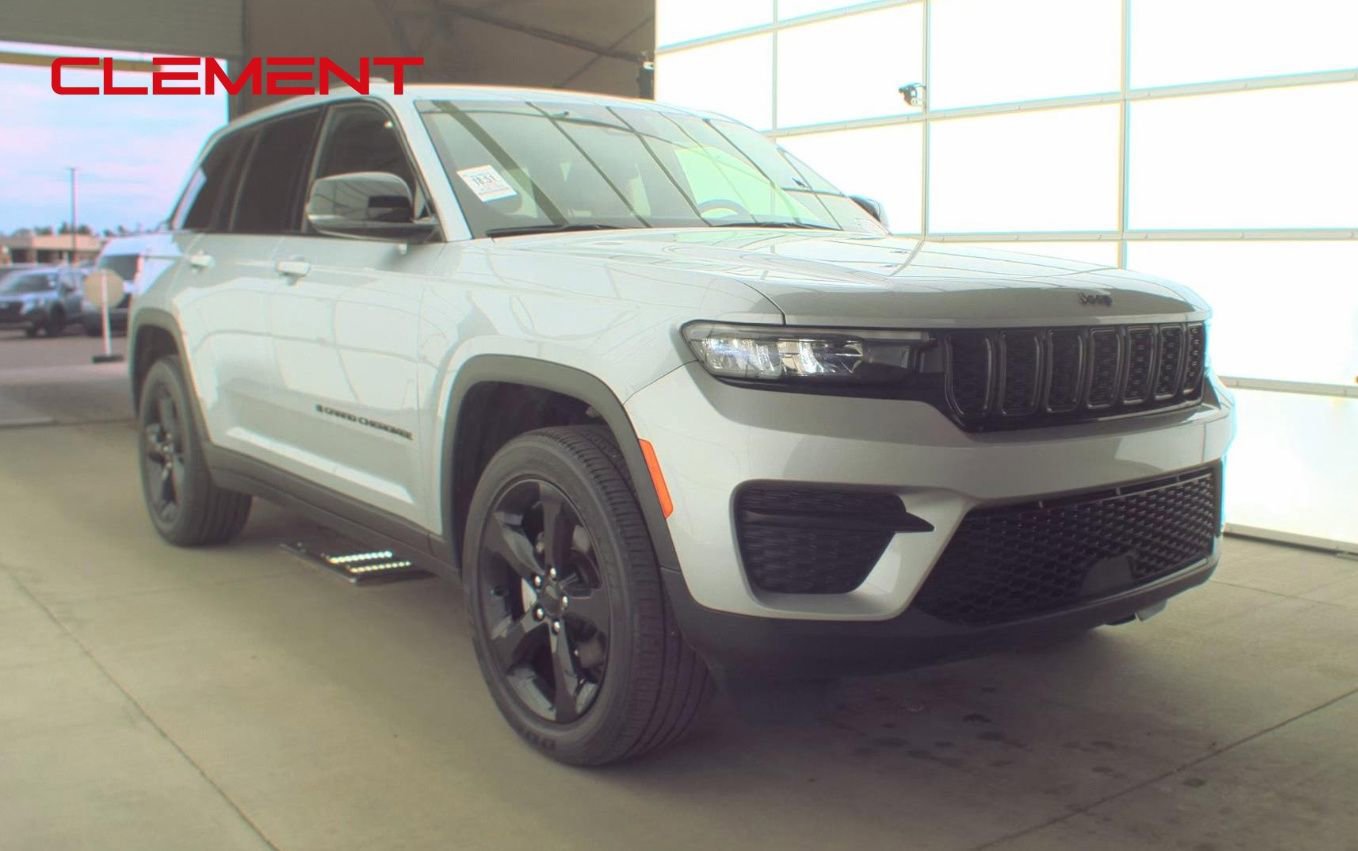 Used 2023 Jeep Grand Cherokee Altitude image 4