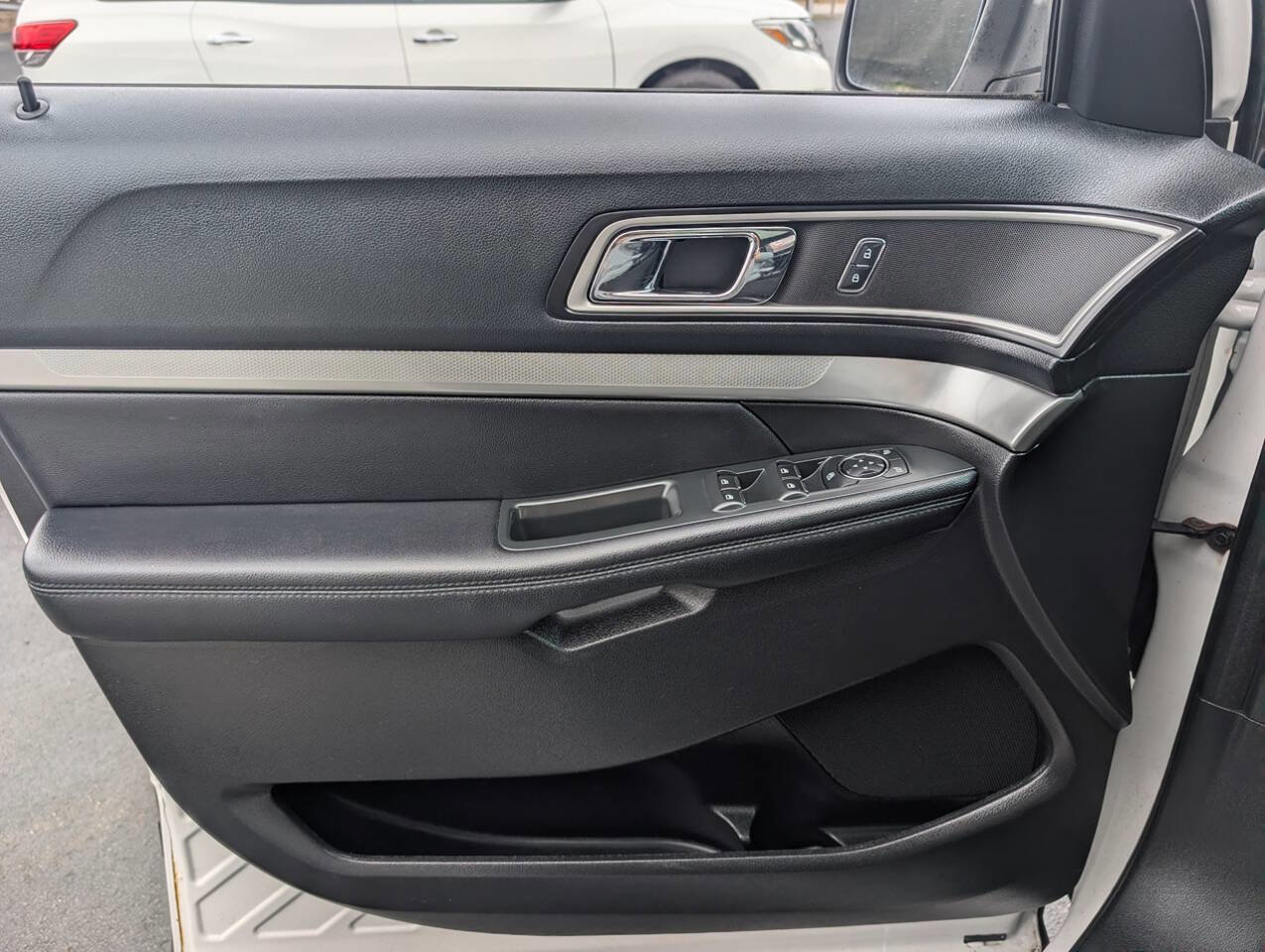 Used 2017 Ford Explorer XLT w/ Equipment Group 202A AWD/4WD image 23