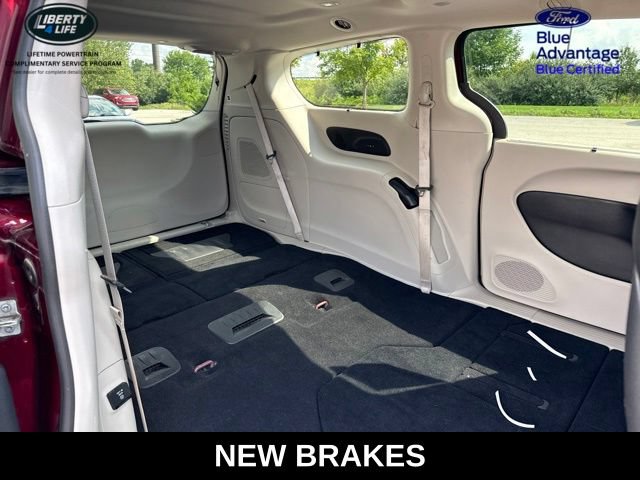 Used 2023 Chrysler Pacifica Limited w/ Uconnect Theater Family Group FWD image 11