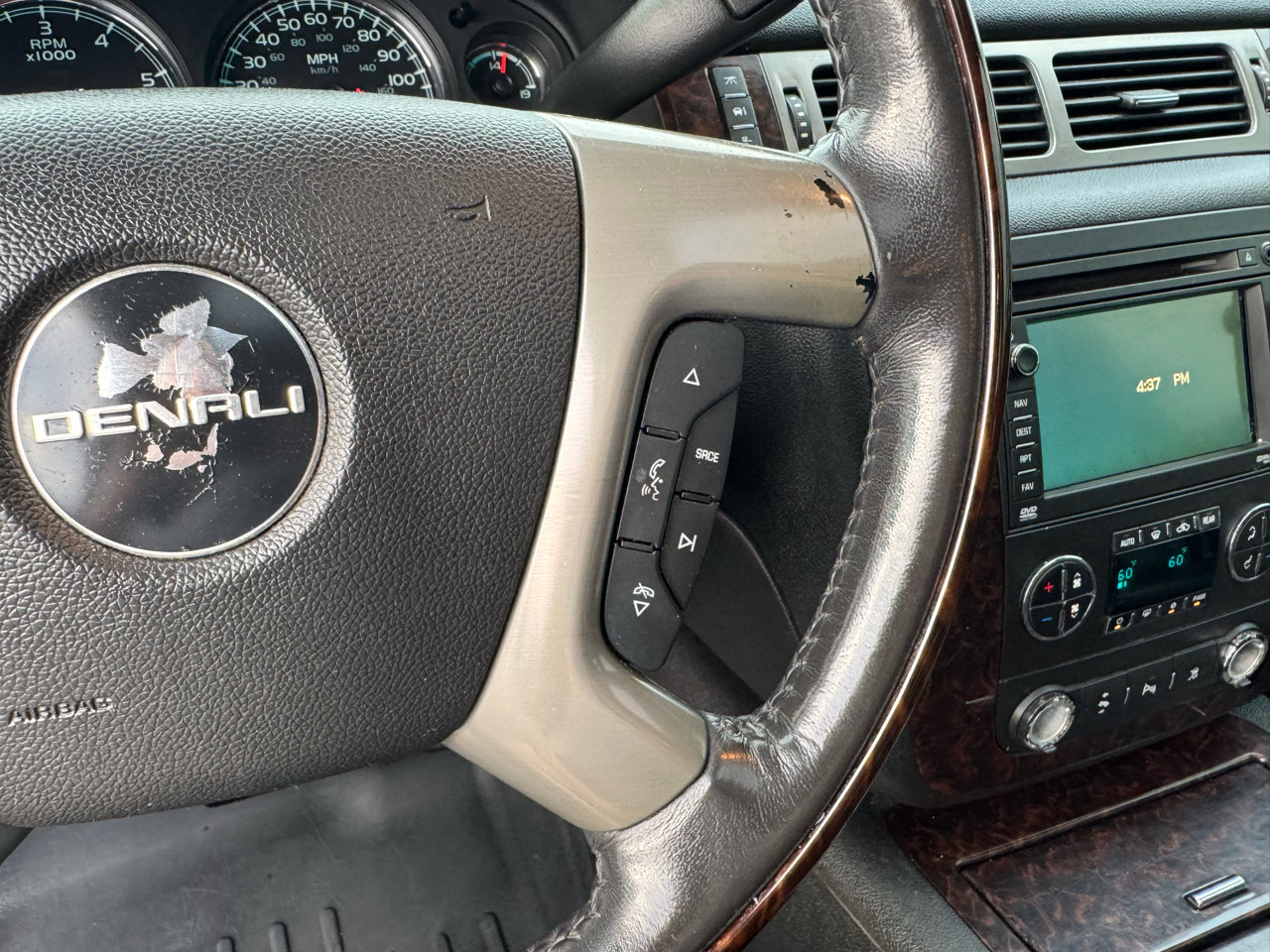 Used 2011 GMC Yukon XL Denali image 28