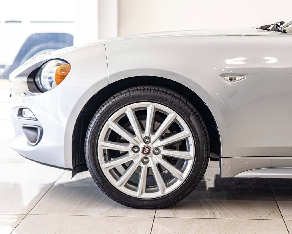 Used 2018 FIAT 124 Spider Lusso w/ Convenience Group RWD image 8