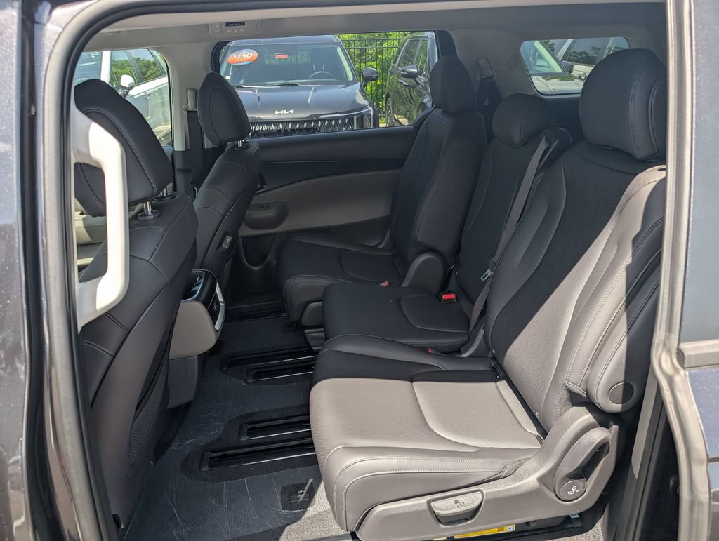 New 2026 Kia Carnival FWD image 9