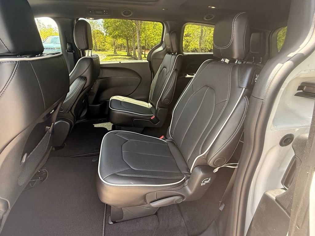New 2027 Chrysler Pacifica Limited FWD image 26