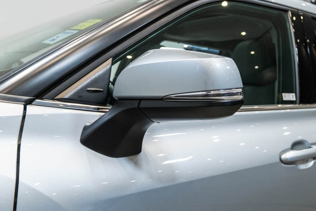 Used 2020 Toyota Highlander XLE AWD/4WD image 12