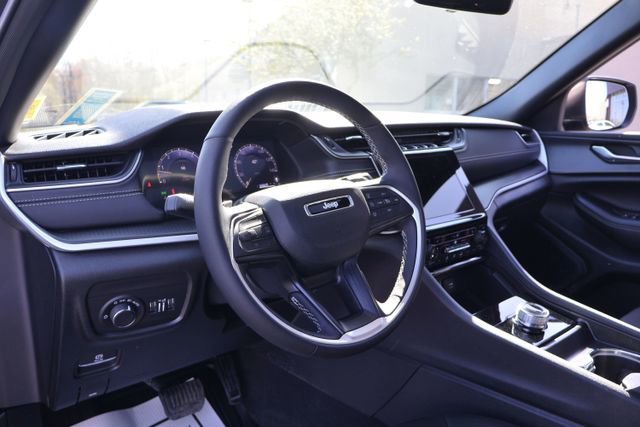 Used 2025 Jeep Grand Cherokee Laredo w/ Luxury Tech Group I AWD/4WD image 12